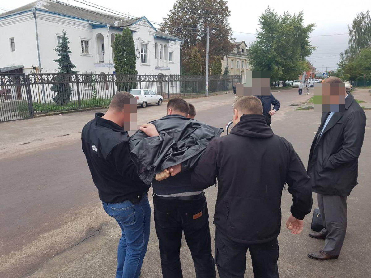 Майора поліції затримують із хабарем / фото zhit.gp.gov.ua Майора поліції затримують із хабарем / фото zhit.gp.gov.ua
