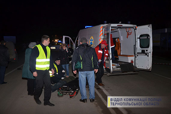 На Тернопільщині авто наїхало на трьох людей на переході / Фото прес-служби Нацполіції України в Тернопільській області На Тернопільщині авто наїхало на трьох людей на переході / Фото прес-служби Нацполіції України в Тернопільській області