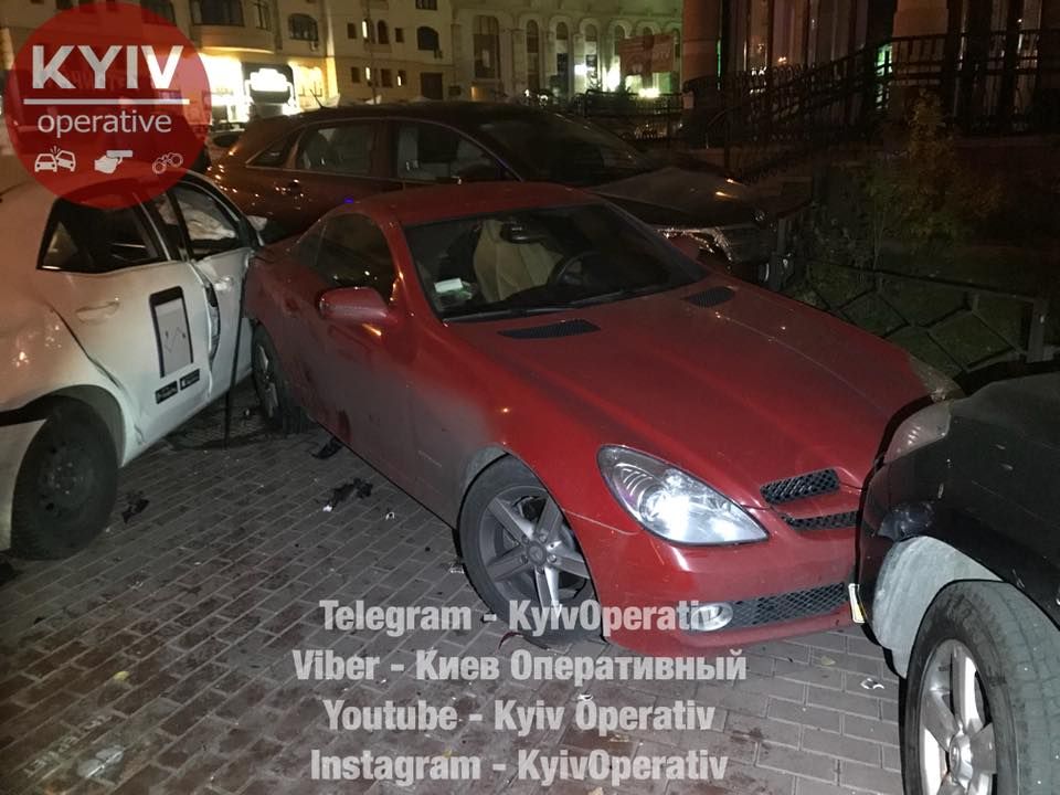 Uber отбросило на припаркованные автомобили / фото facebook.com/KyivOperativ Uber отбросило на припаркованные автомобили / фото facebook.com/KyivOperativ