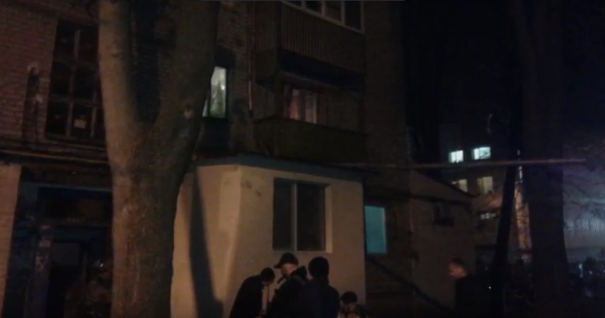 Мешканців будинку евакуювали правоохоронці / скріншот Мешканців будинку евакуювали правоохоронці / скріншот