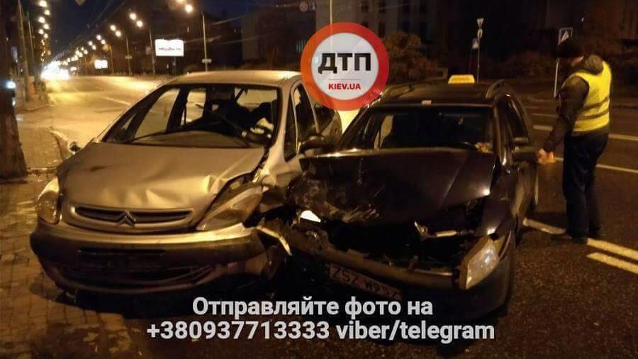 У ДТП в Києві на Житомирській трасі постраждали семеро / фото dtp.kiev У ДТП в Києві на Житомирській трасі постраждали семеро / фото dtp.kiev