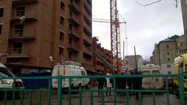 В России обрушилась часть 10-этажной новостройки: погибли три человека В России обрушилась часть 10-этажной новостройки: погибли три человека