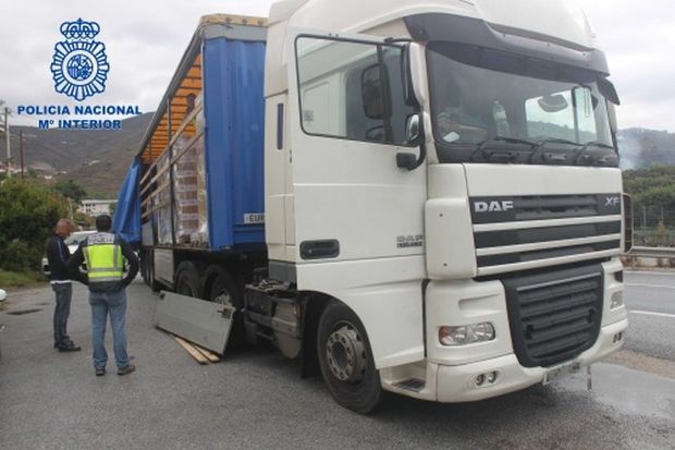 Для перевозки наркотиков нанимали профессиональных водителей / фото policia.es Для перевозки наркотиков нанимали профессиональных водителей / фото policia.es