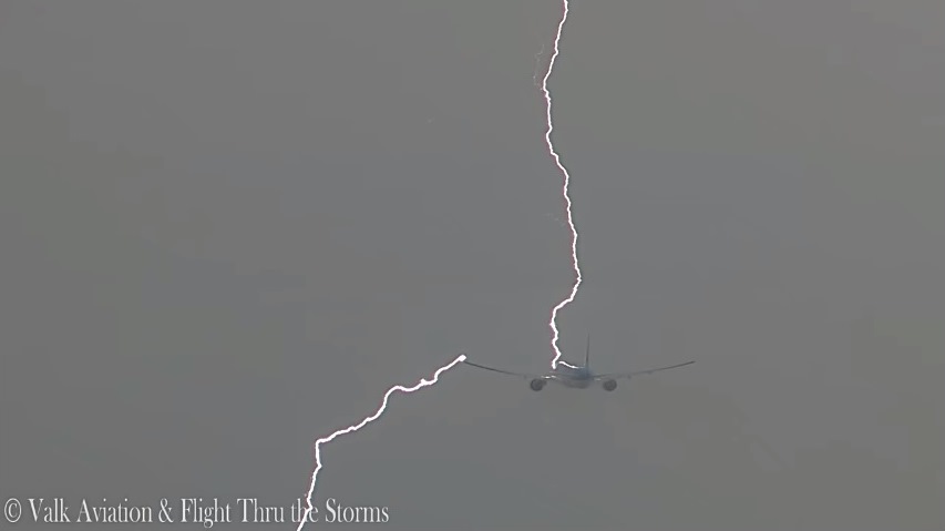 Блискавка літакам не страшна / скріншот відео Valk Aviation Блискавка літакам не страшна / скріншот відео Valk Aviation