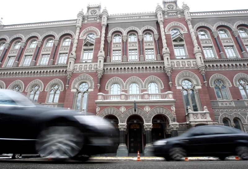 Прогнозується, що Національний банк України буде намагатися уникнути корекції курсу гривні до долара / фото REUTERS