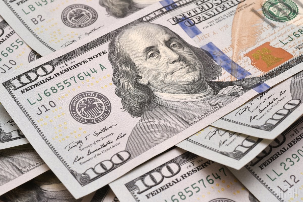 Скільки коштуватимуть 100 доларів у квітні: прогноз банкіра