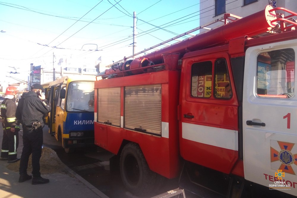 У Тернополі загорівся маршрутний автобус з пасажирами (фото) У Тернополі загорівся маршрутний автобус з пасажирами (фото)