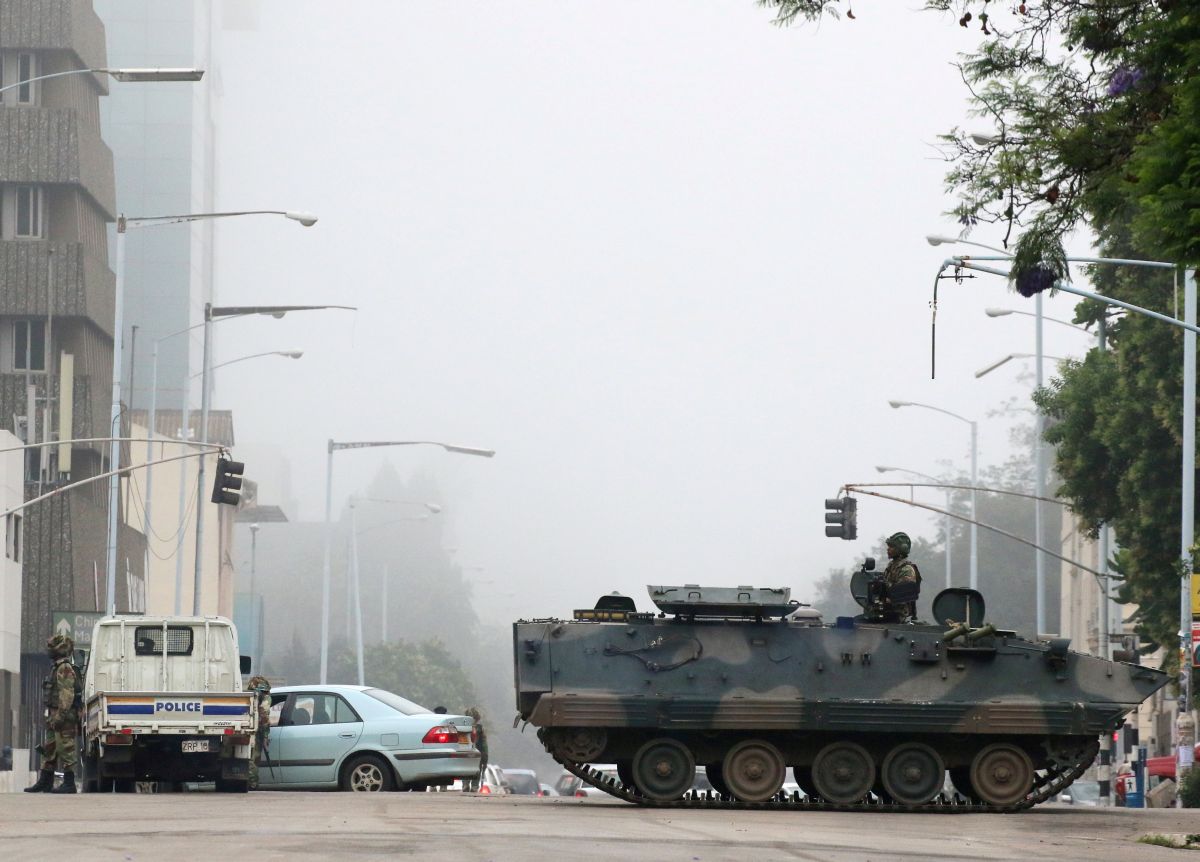 Военные на улице столицы Зимбабве / REUTERS Военные на улице столицы Зимбабве / REUTERS