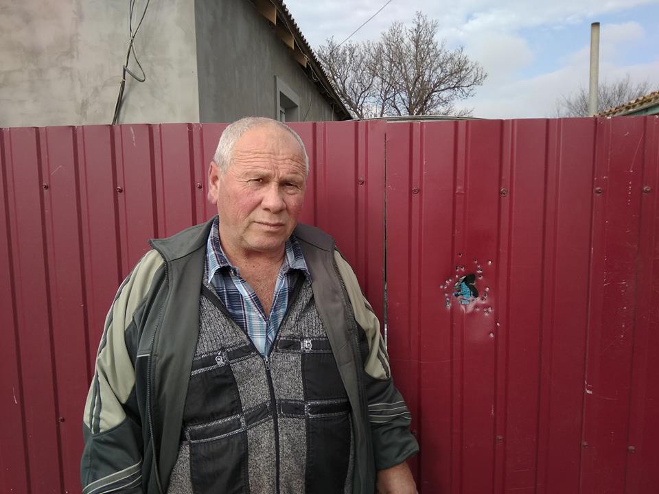 Неизвестные обстреляли дом Аметова / Фото facebook.com/crimeansolidarity Неизвестные обстреляли дом Аметова / Фото facebook.com/crimeansolidarity