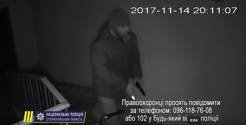 У Тернополі розшукують зловмисника, який з використанням пістолета грабує жінок У Тернополі розшукують зловмисника, який з використанням пістолета грабує жінок