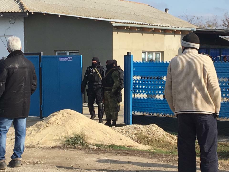 Учительница вместе с сыном поехали за машинами силовиков / Фото facebook.com/crimeansolidarity Учительница вместе с сыном поехали за машинами силовиков / Фото facebook.com/crimeansolidarity