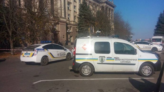 Полиция задержала двоих мужчин, которые заблокировали трибуну горсовета / Фото novosti-n.org Полиция задержала двоих мужчин, которые заблокировали трибуну горсовета / Фото novosti-n.org