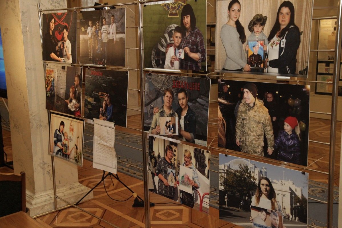 В экспозиции выставки представлены фотографии и видеоинсталляции с участием семей пленных военных / фото УНИАН В экспозиции выставки представлены фотографии и видеоинсталляции с участием семей пленных военных / фото УНИАН