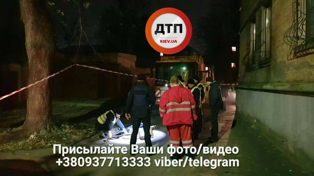 Мусоровоз переехал человека / фото facebook.com/dtp.kiev.ua Мусоровоз переехал человека / фото facebook.com/dtp.kiev.ua