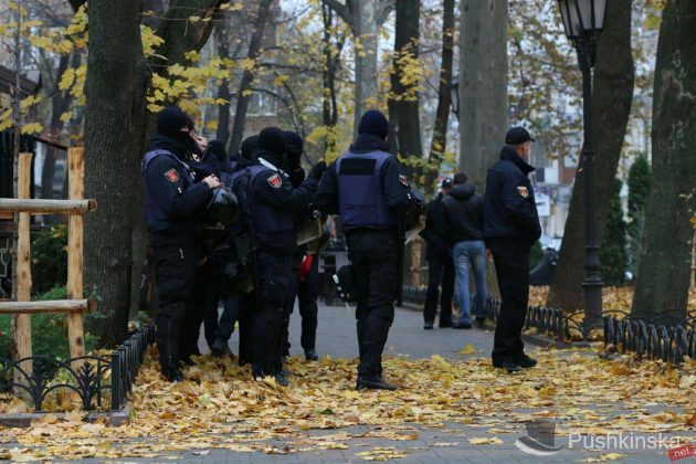 До Міського саду прибуло дуже багато поліції / фото pushkinska.net До Міського саду прибуло дуже багато поліції / фото pushkinska.net