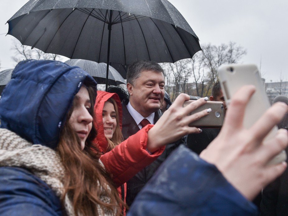 Порошенко лично ознакомился с обустройством квартир в новом доме / Фото president.gov.ua Порошенко лично ознакомился с обустройством квартир в новом доме / Фото president.gov.ua