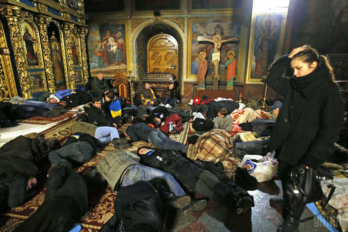 Часть протестующих нашла убежище на территории Михайловского собора / фото УНИАН