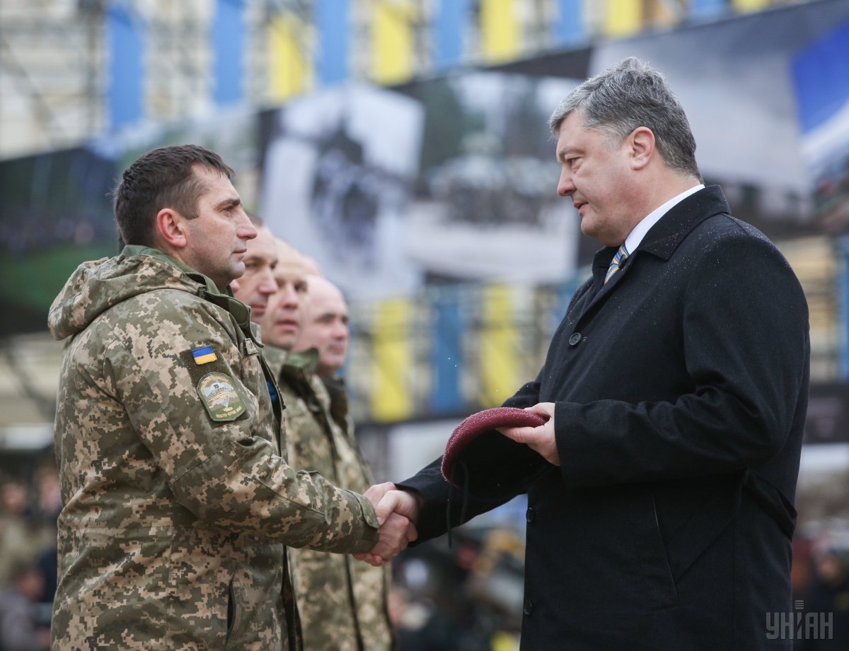 Порошенко затвердив емблему і прапор Десантно-штурмових військ (фото)
Порошенко затвердив емблему і прапор Десантно-штурмових військ (фото)