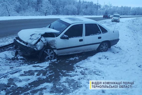 На Тернопільщині автомобіль занесло на дорозі / фото Нацполіції у Тернопільській області На Тернопільщині автомобіль занесло на дорозі / фото Нацполіції у Тернопільській області