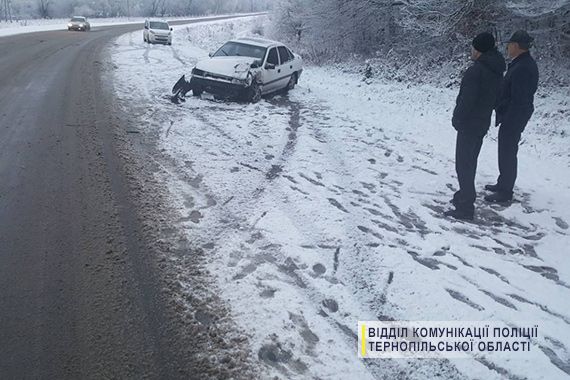 Через ожеледь на Тернопільщині зіштовхнулися дві машини / фото Нацполіції у Тернопільській області Через ожеледь на Тернопільщині зіштовхнулися дві машини / фото Нацполіції у Тернопільській області