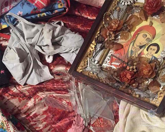 Онук взяв ікону та сильно вдарив бабусю по голові Онук взяв ікону та сильно вдарив бабусю по голові / фото npu.gov.ua