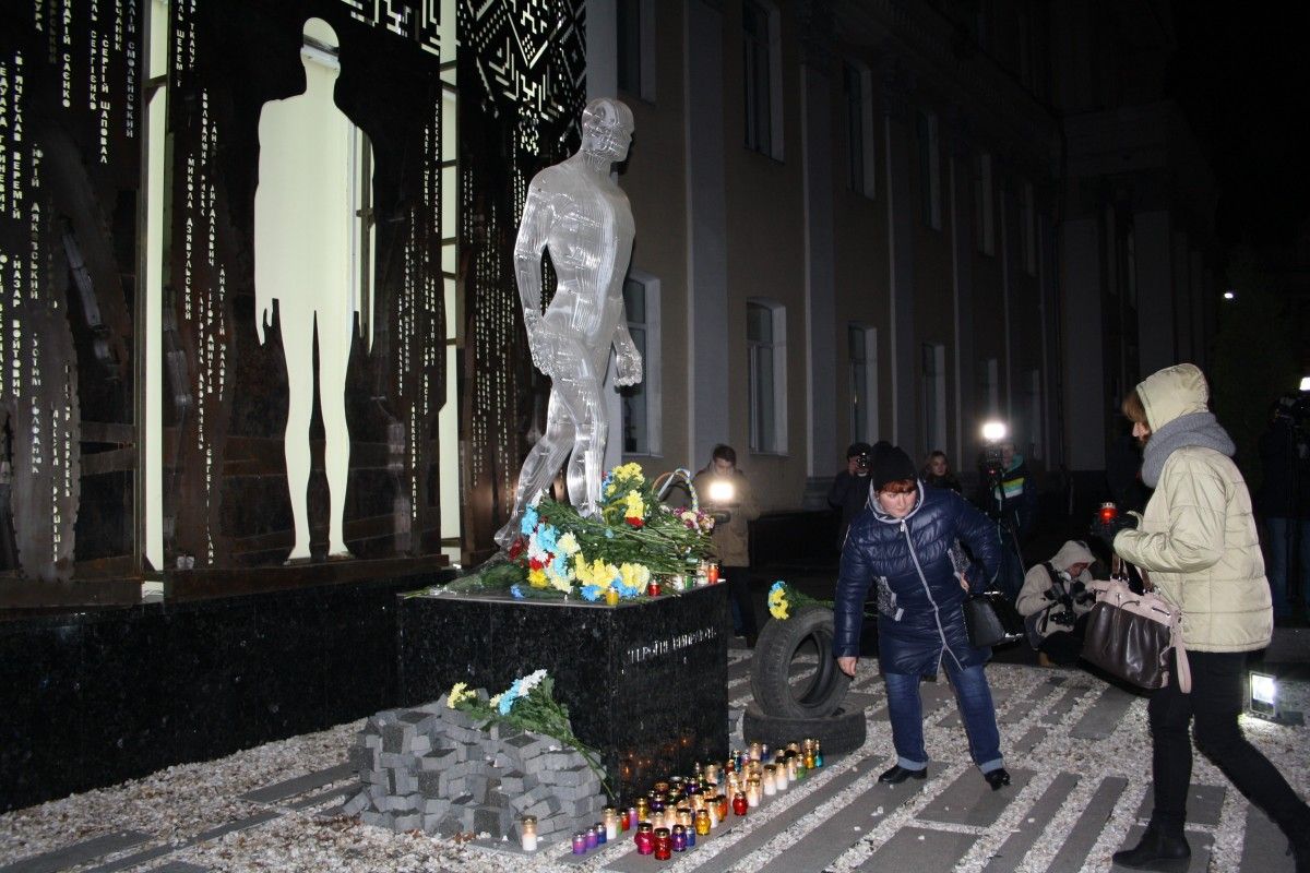 Захід розпочався о 18.00 годині на майдані Корольова / фото Зоя Юхимчук Захід розпочався о 18.00 годині на майдані Корольова / фото Зоя Юхимчук