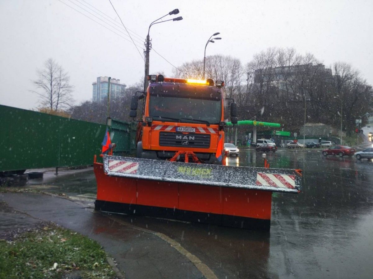 У Києві вранці пройшов сильний сніг / facebook.com/kievavtodor У Києві вранці пройшов сильний сніг / facebook.com/kievavtodor