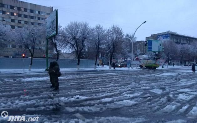 Боевики в центре Луганска / фото Liga.net Боевики в центре Луганска / фото Liga.net