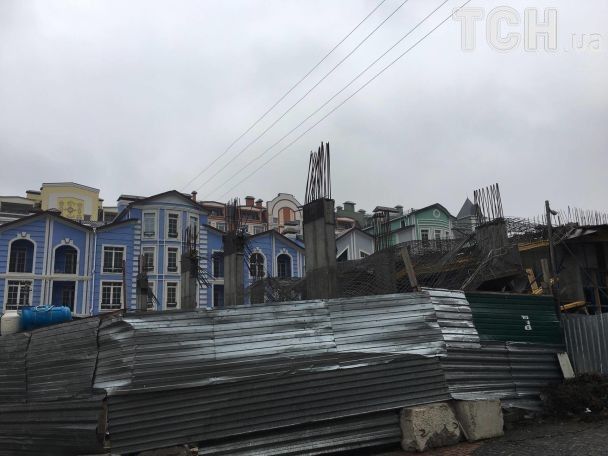 У Києві на Воздвиженці обвалилися перекриття недобудови: на місце прибули 'швидкі' (фото) У Києві на Воздвиженці обвалилися перекриття недобудови: на місце прибули 'швидкі' (фото)