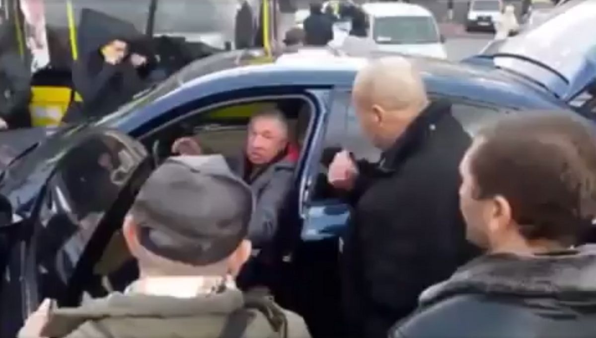Водій не подумав про наслідки, коли залишив машину посеред дороги і пішов за покупками / Кадр з відео Водій не подумав про наслідки, коли залишив машину посеред дороги і пішов за покупками / Кадр з відео