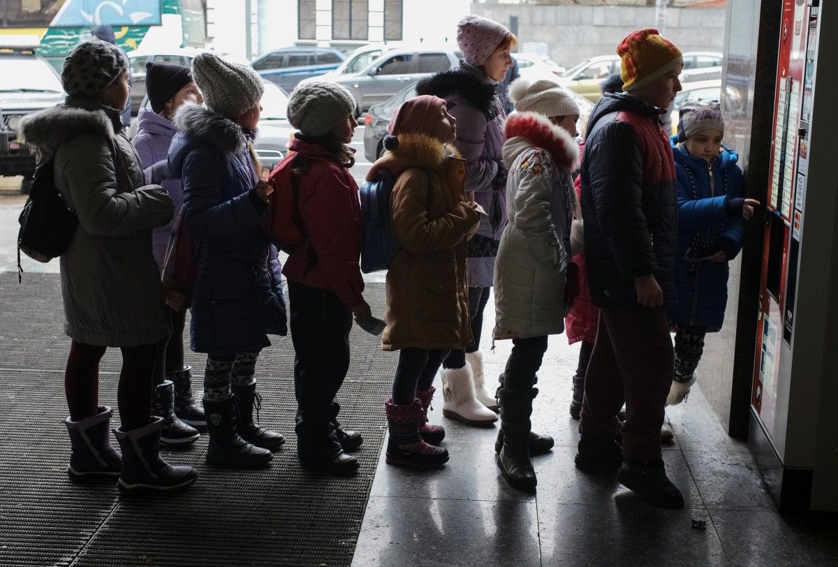 У Кривому Розі мати залишила 9 дітей з речами під будівлею міськради / Ілюстрація: REUTERS