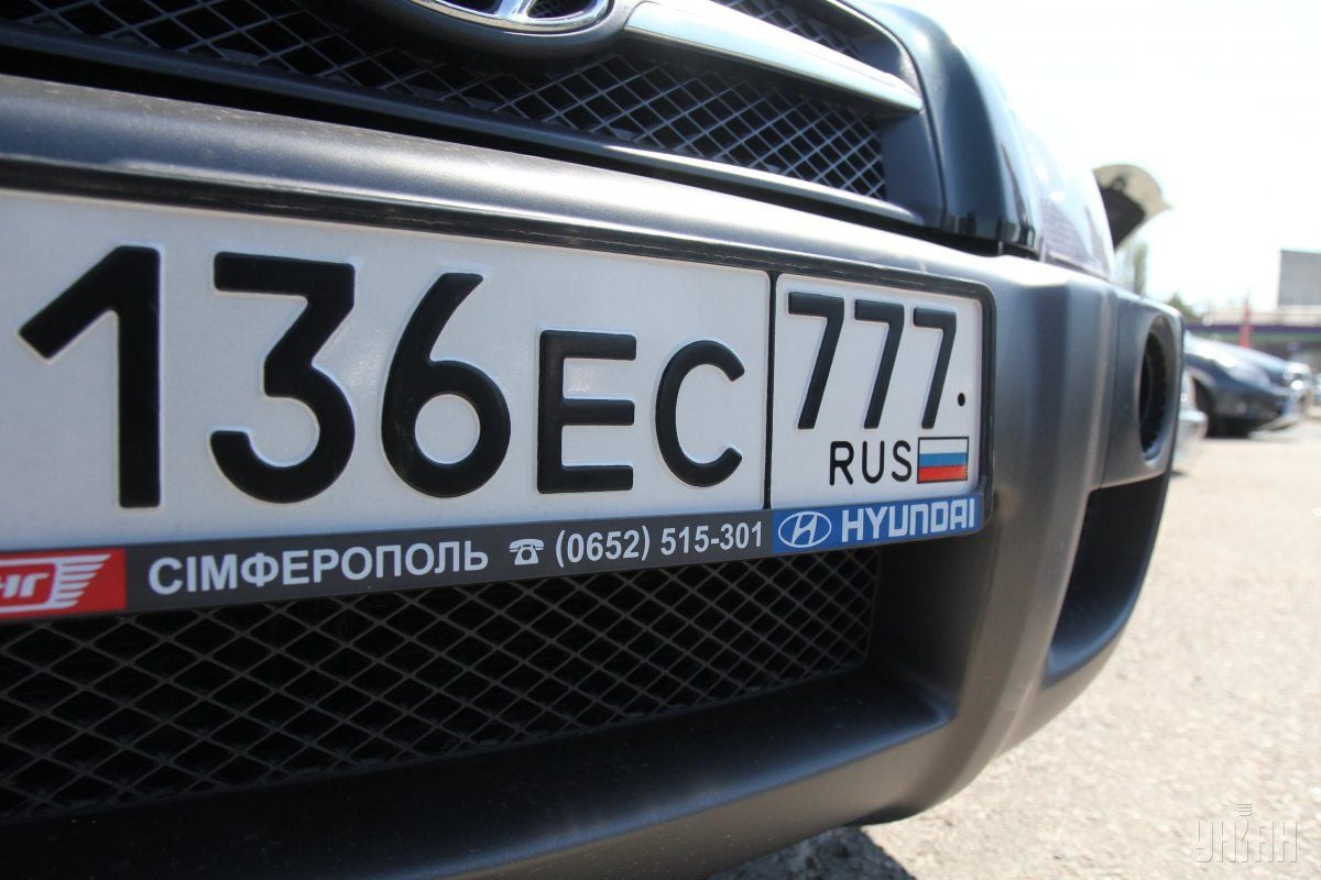 В Москве женщину задержали из-за выцветшего флага России на автомобильных номерах / фото УНІАН В Москве женщину задержали из-за выцветшего флага России на автомобильных номерах / фото УНІАН