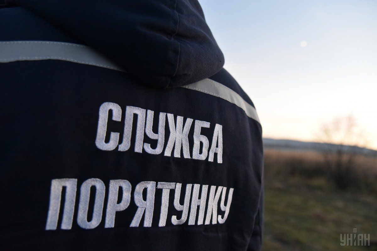 Рятувальники повернули жінку на землю / фото УНІАН Рятувальники повернули жінку на землю / фото УНІАН