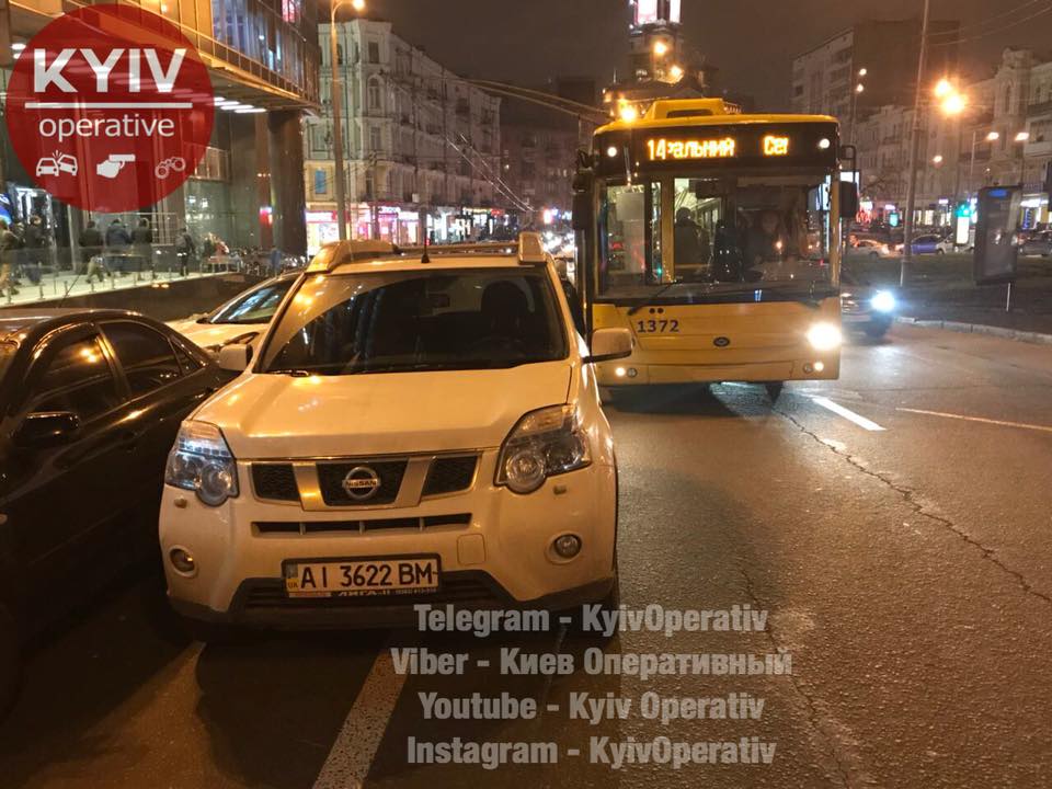В центре Киева 'герой парковки' заблокировал движение троллейбусов: образовалась огромная пробка (фото) В центре Киева 'герой парковки' заблокировал движение троллейбусов: образовалась огромная пробка (фото)