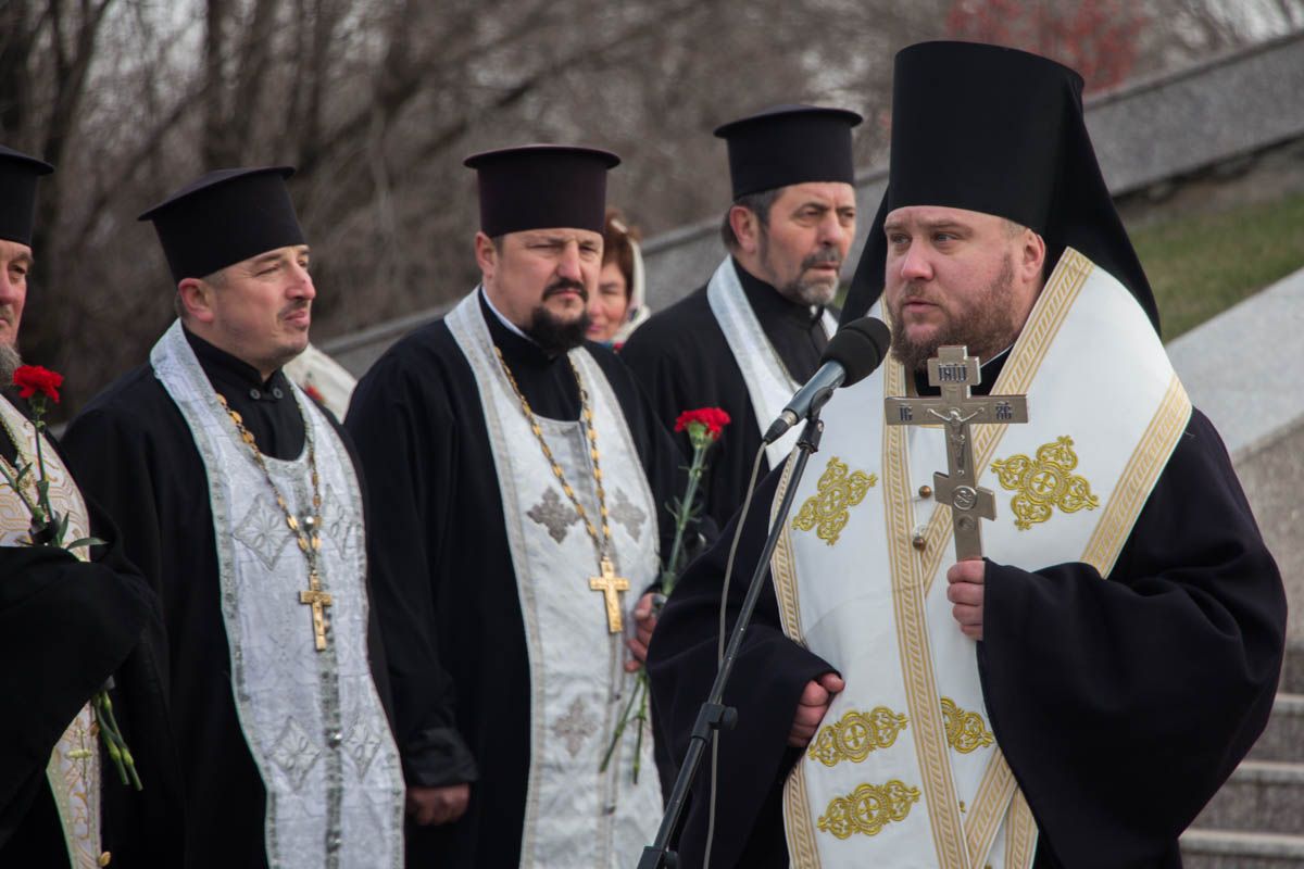 Священники отслужили панихиду по погибшим \ Фото: Александр Лаур Священники отслужили панихиду по погибшим \ Фото: Александр Лаур