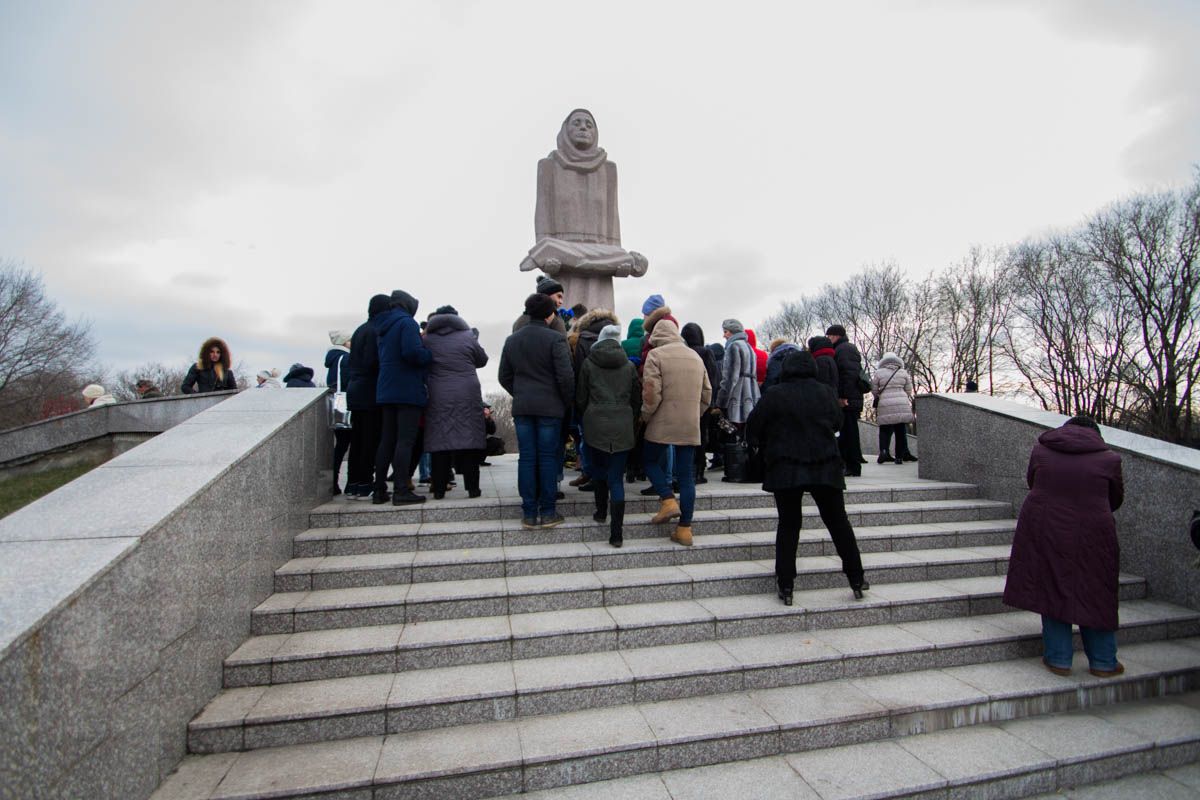 В Днепре почтили память жертв Голодомора \ Фото: Александр Лаур В Днепре почтили память жертв Голодомора \ Фото: Александр Лаур