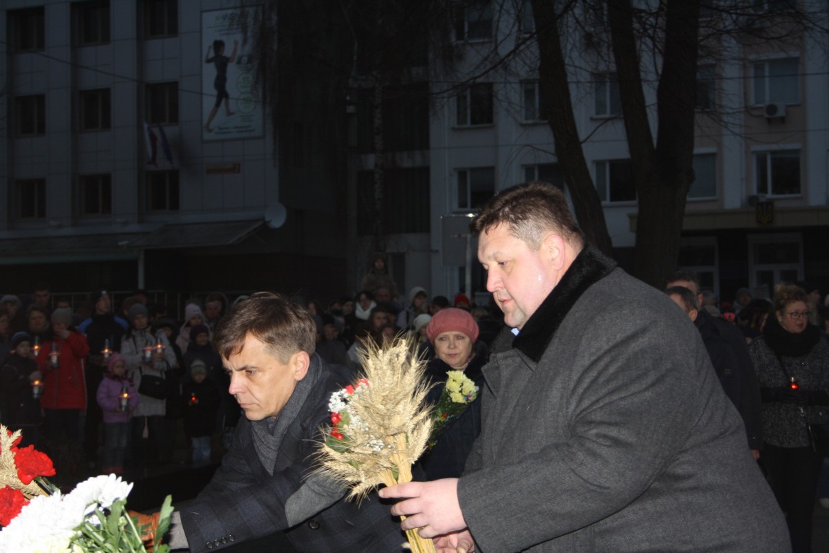 В Житомире почтили память жертв Голодомора / фото УНИАН В Житомире почтили память жертв Голодомора / фото УНИАН