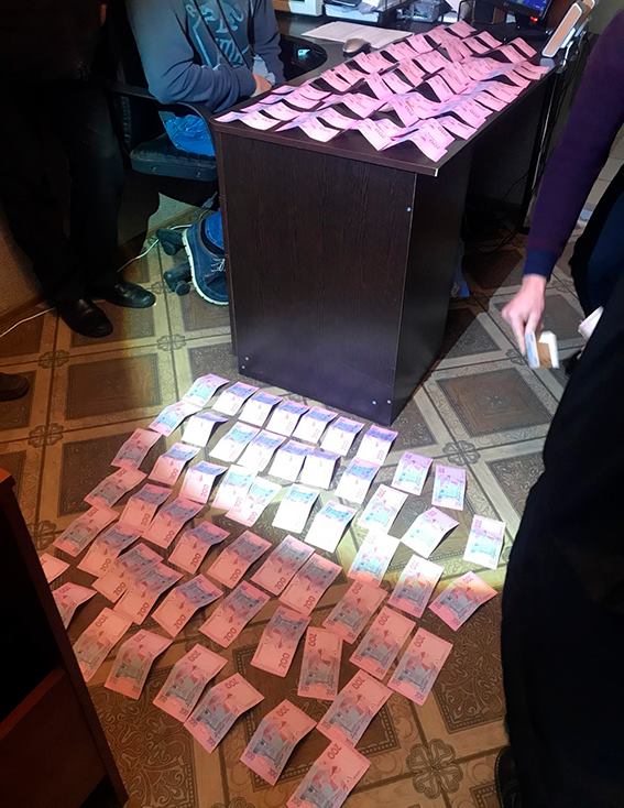Подозреваемый положил на стол следователя 24 тысячи гривен / фото npu.gov.ua Подозреваемый положил на стол следователя 24 тысячи гривен / фото npu.gov.ua