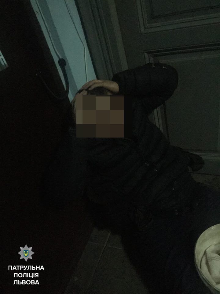 Молодики били людей, трощили дерева й авто / фото facebook.com/lvivpolice Молодики били людей, трощили дерева й авто / фото facebook.com/lvivpolice