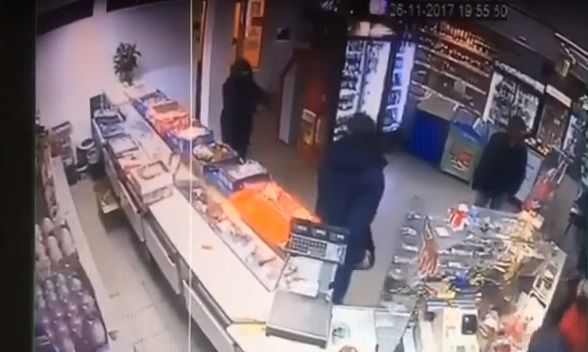 Полиция расследует как разбой ограбление магазина сыном нардепа / Скриншот Полиция расследует как разбой ограбление магазина сыном нардепа / Скриншот