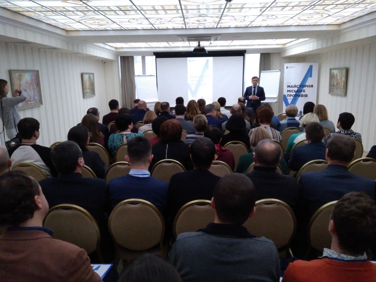 В Житомире представителей власти и бизнеса учат разрабатывать стратегию города / фото Житомирский горсовет В Житомире представителей власти и бизнеса учат разрабатывать стратегию города / фото Житомирский горсовет
