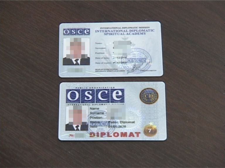 Затриманий використовував посвідчення для прикриття злочинної діяльності / фото ssu.gov.ua Затриманий використовував посвідчення для прикриття злочинної діяльності / фото ssu.gov.ua