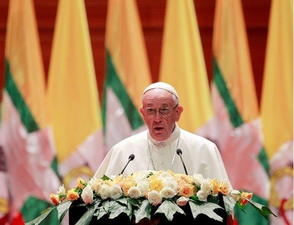 Папа Франциск на выступлении в Международном конференц-центре Нейпьидо / AP