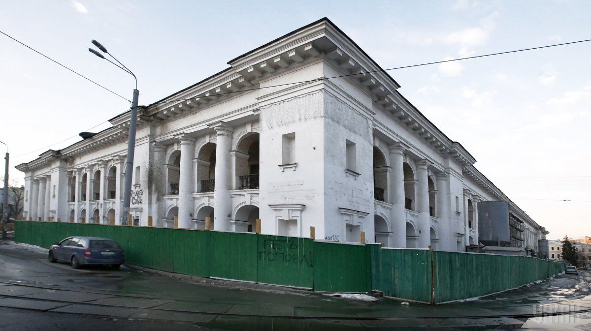 Київрада зобов'язується не відчужувати в приватну власність будівл Гостинного двору / фото УНІАН Київрада зобов'язується не відчужувати в приватну власність будівлі Гостинного двору / фото УНІАН