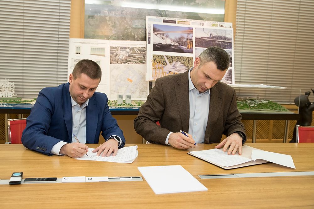 Кличко подписал с застройщиком меморандум по строительству на Сенном / фото kiev.klichko.org Кличко подписал с застройщиком меморандум по строительству на Сенном / фото kiev.klichko.org