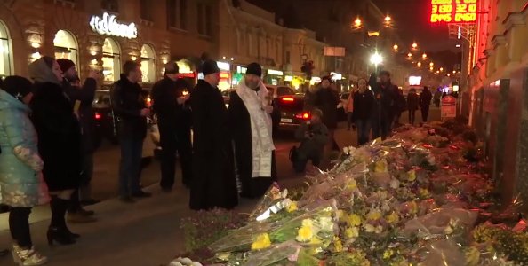 Місце трагедії усипане квітами / Скріншот Місце трагедії усипане квітами / Скріншот