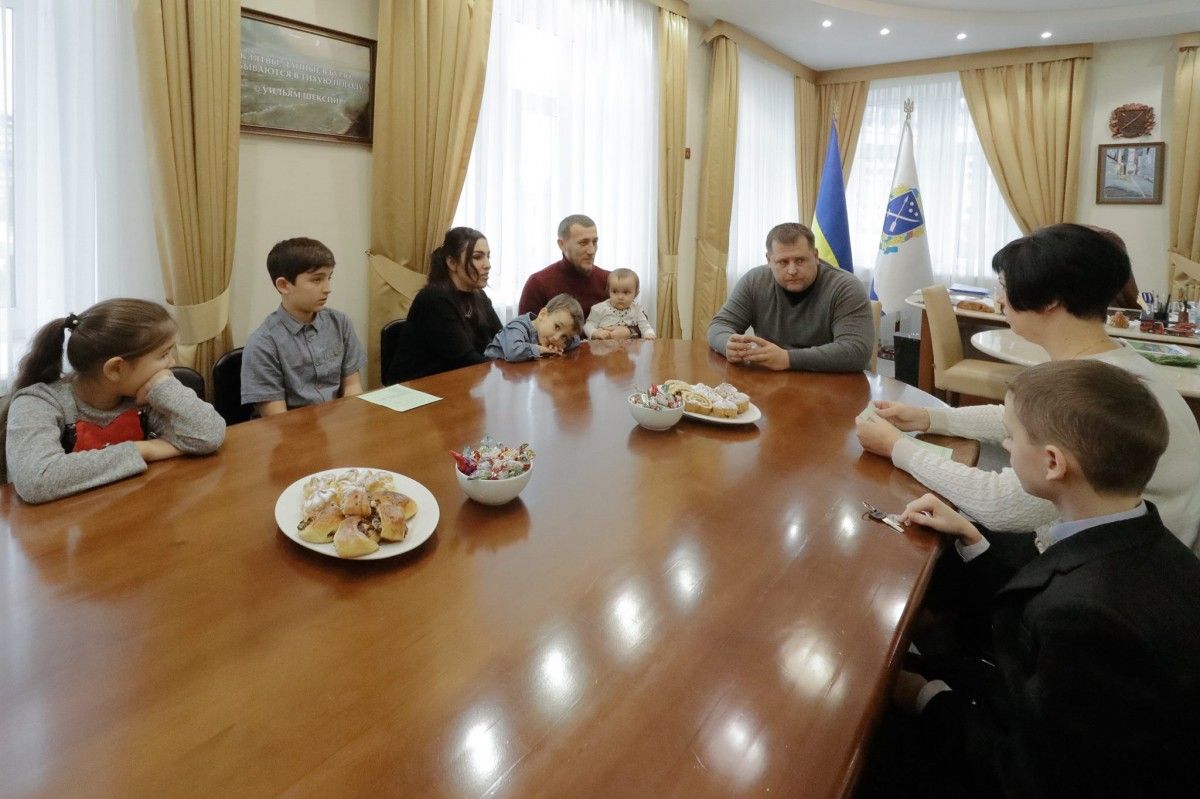 Ордери на квартири отримали родини волонтера та військового / фото dniprorada.gov.ua Ордери на квартири отримали родини волонтера та військового / фото dniprorada.gov.ua