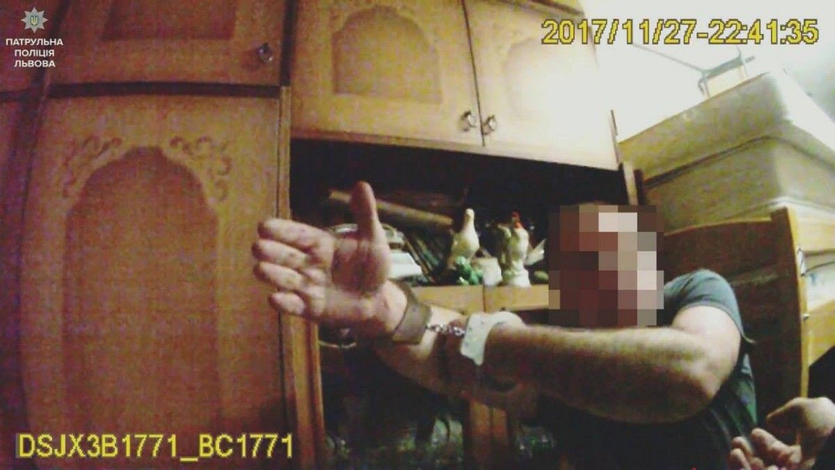 Мужчина выместил агрессию на собаке и женщине и оказал сопротивление патрульным, но его быстро угомонили / Фото facebook.com/patrolpolice.gov.ua Мужчина выместил агрессию на собаке и женщине и оказал сопротивление патрульным, но его быстро угомонили / Фото facebook.com/patrolpolice.gov.ua