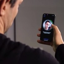Проверка iPhone X близнецами, сбритыми бородами и масками: как пытались обмануть Face ID (фото, видео)