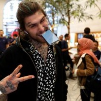 Старт продаж iPhone X в мире: фото счасливых первых покупателей